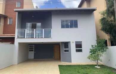 Imagem: A casa possui 3 Dormitórios, 3 Banheiros, 2 Vagas na garagem