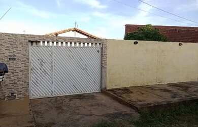 Imagem: A casa possui 2 Dormitórios, 1 Banheiro, 2 Vagas na garagem