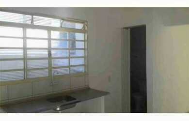 Imagem: A casa possui 1 Dormitório, 1 Banheiro, 1 Vaga na garagem