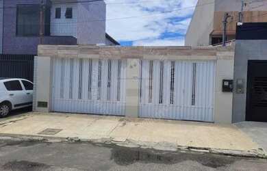 Imagem: A casa possui 2 Dormitórios, 2 Banheiros, 2 Vagas na garagem