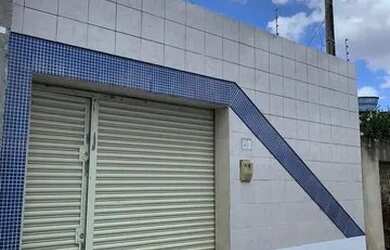 Imagem: A casa possui 2 Dormitórios, 1 Banheiro, 2 Vagas na garagem