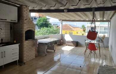 Imagem: A casa possui 3 Dormitórios, 2 Banheiros e 180m² de Área