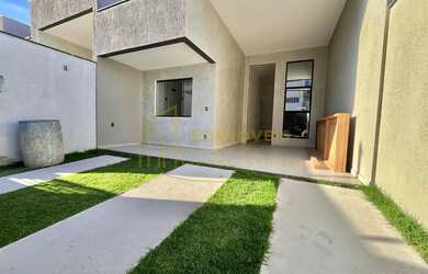 Imagem: A casa possui 3 Dormitórios, 2 Banheiros, 2 Vagas na garagem