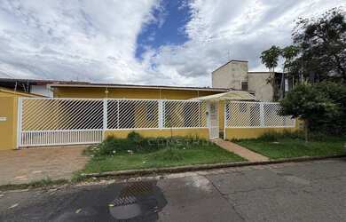 Imagem: O depósito possui 4 Vagas na garagem, 296m² de Área e está