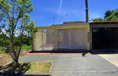 Imagem: A casa possui 3 Dormitórios, 2 Banheiros, 1 Vaga na garagem