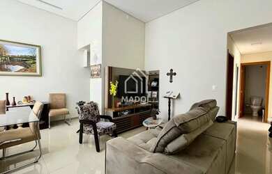 Imagem: A casa possui 3 Dormitórios, 1 Banheiro, 2 Vagas na garagem