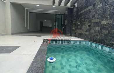 Imagem: A casa possui 3 Dormitórios, 2 Banheiros, 2 Vagas na garagem