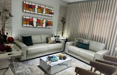 Imagem: A casa possui 3 Dormitórios, 3 Banheiros, 2 Vagas na garagem