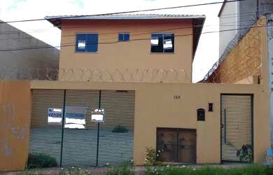 Imagem: A casa possui 3 Dormitórios, 2 Banheiros, 1 Vaga na garagem