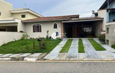 Imagem: A casa em condomínio possui 3 Dormitórios, 2 Banheiros, 4