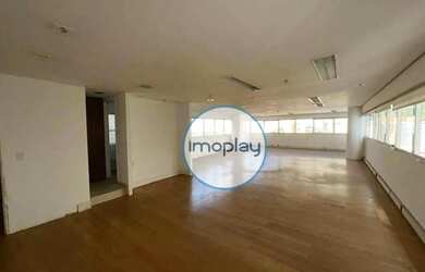 Imagem: O depósito possui 4 Vagas na garagem, 160m² de Área e está