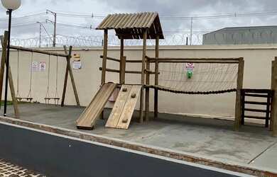 Imagem: O apartamento possui 2 Dormitórios, 1 Banheiro, 1 Vaga na garagem