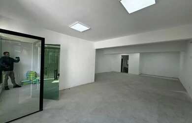 Imagem: O depósito possui 2 Vagas na garagem, 120m² de Área e está