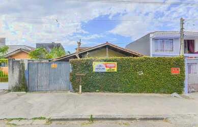 Imagem: A casa possui 3 Dormitórios, 1 Banheiro, 2 Vagas na garagem