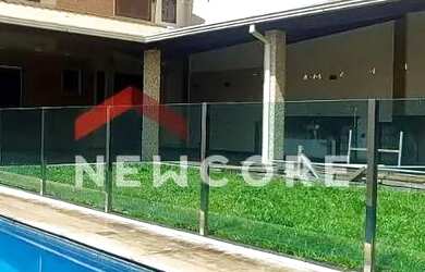 Imagem: A casa possui 4 Dormitórios, 4 Banheiros, 5 Vagas na garagem