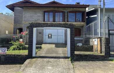 Imagem: A casa possui 3 Dormitórios, 1 Banheiro, 3 Vagas na garagem