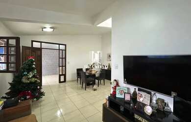 Imagem: A casa possui 3 Dormitórios, 4 Banheiros, 4 Vagas na garagem