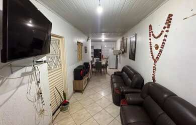 Imagem: A casa possui 3 Dormitórios, 2 Banheiros, 4 Vagas na garagem