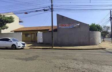 Imagem: A casa possui 4 Dormitórios, 3 Banheiros, 4 Vagas na garagem