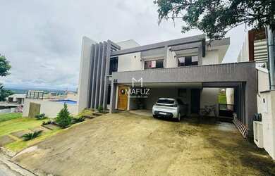 Imagem: A casa possui 4 Dormitórios, 4 Banheiros, 4 Vagas na garagem