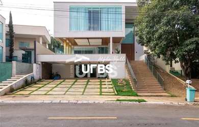 Imagem: A casa em condomínio possui 4 Dormitórios, 5 Banheiros, 5