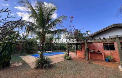 Imagem: A casa em condomínio possui 4 Dormitórios, 5 Banheiros, 4