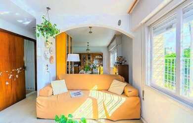 Imagem: A casa possui 4 Dormitórios, 3 Banheiros, 2 Vagas na garagem