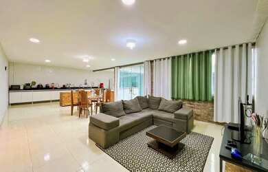 Imagem: A casa possui 5 Dormitórios, 5 Banheiros, 3 Vagas na garagem