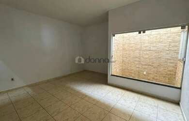 Imagem: A casa possui 2 Dormitórios, 2 Banheiros, 2 Vagas na garagem