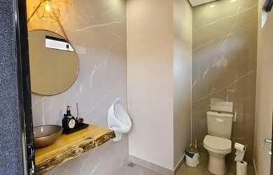 Imagem: A casa possui 3 Dormitórios, 1 Banheiro, 1 Vaga na garagem