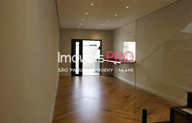 Imagem: A casa possui 3 Dormitórios, 3 Banheiros, 2 Vagas na garagem