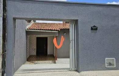 Imagem: A casa possui 3 Dormitórios, 2 Banheiros, 2 Vagas na garagem