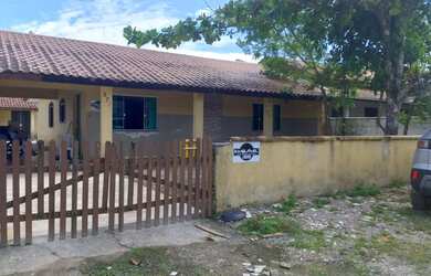 Imagem: A casa possui 5 Dormitórios, Acomodam 12 pessoas, 4 Vagas na