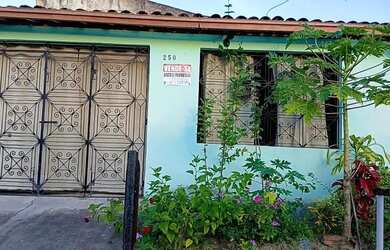 Imagem: A casa possui 4 Dormitórios, 3 Banheiros, 1 Vaga na garagem