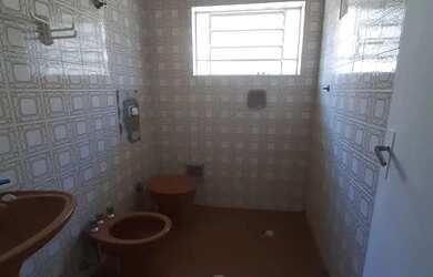 Imagem: A casa possui 3 Dormitórios, 1 Banheiro, 2 Vagas na garagem