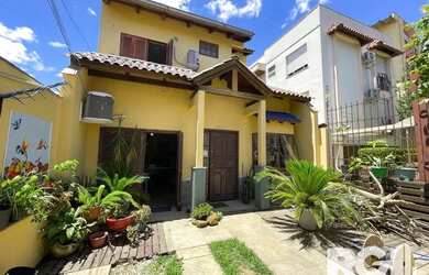 Imagem: A casa possui 4 Dormitórios, 1 Banheiro, 1 Vaga na garagem