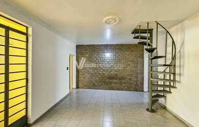 Imagem: A casa possui 2 Dormitórios, 2 Banheiros, 2 Vagas na garagem