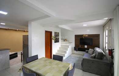 Imagem: A casa possui 3 Dormitórios, 2 Banheiros, 1 Vaga na garagem