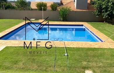 Imagem: A casa possui 3 Dormitórios, 3 Banheiros, 2 Vagas na garagem