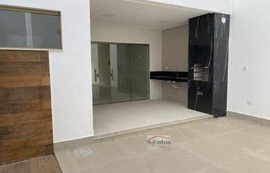 Imagem: A casa possui 3 Dormitórios, 2 Banheiros, 2 Vagas na garagem