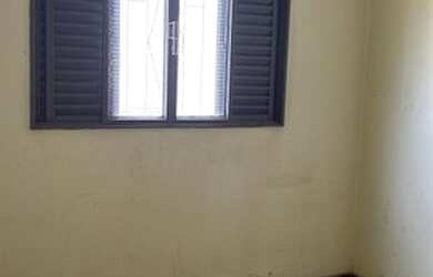 Imagem: A casa possui 4 Dormitórios, 2 Banheiros, 5 Vagas na garagem