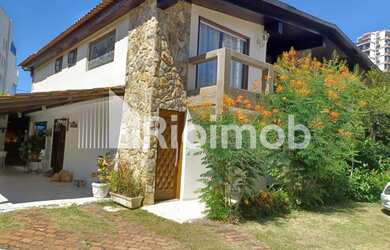 Imagem: A casa em condomínio possui 4 Dormitórios, 5 Banheiros, 2