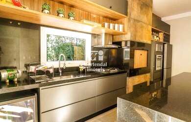 Imagem: A casa possui 3 Dormitórios, 3 Banheiros, 2 Vagas na garagem