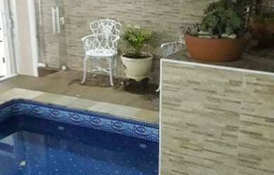 Imagem: A casa possui 3 Dormitórios, 2 Banheiros, 3 Vagas na garagem