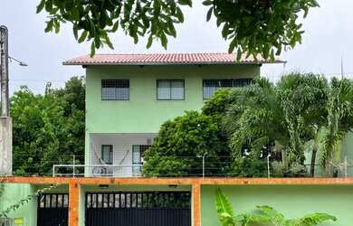 Imagem: A casa possui 5 Dormitórios, 2 Banheiros, 2 Vagas na garagem