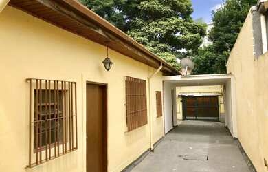 Imagem: A casa possui 2 Dormitórios, 1 Banheiro, 4 Vagas na garagem