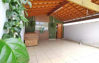 Imagem: A casa possui 1 Dormitório, 2 Banheiros, 2 Vagas na garagem