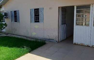 Imagem: A casa possui 3 Dormitórios, 2 Banheiros, 1 Vaga na garagem