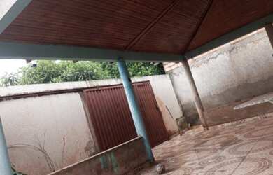 Imagem: A casa possui 2 Dormitórios, 1 Banheiro, 1 Vaga na garagem