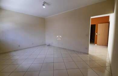 Imagem: A casa possui 3 Dormitórios, 3 Banheiros, 4 Vagas na garagem